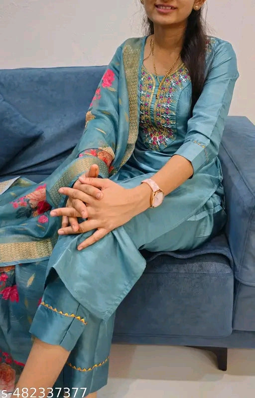 Charvi Superior Women Dupatta Sets